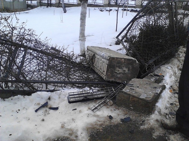 На Буковині автівка врізалася у паркан будинку та поїхала геть