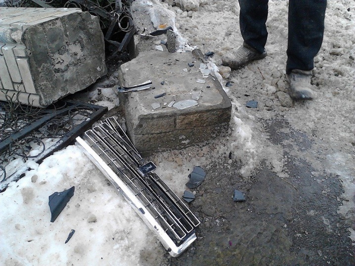 На Буковині автівка врізалася у паркан будинку та поїхала геть