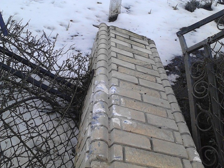 На Буковині автівка врізалася у паркан будинку та поїхала геть