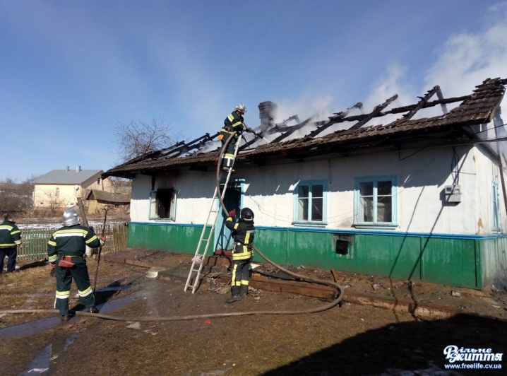 У багатодітної матері з Кіцманщини згоріла хата