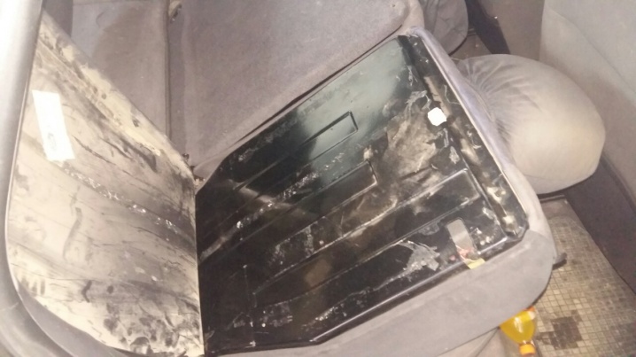 Прикордонники вилучили автівку, у сидіннях якої знайшли контрабандні цигарки