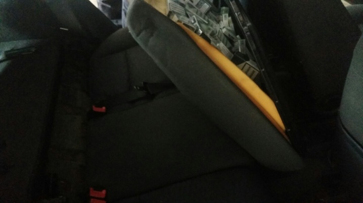 Прикордонники вилучили автівку, у сидіннях якої знайшли контрабандні цигарки
