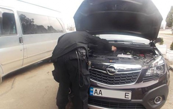 Буковинець намагався незаконно ввезти в Україну дорогу іномарку 