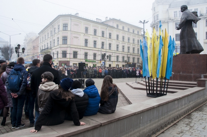 На Центральній площі Чернівців вшанували Тараса Шевченка