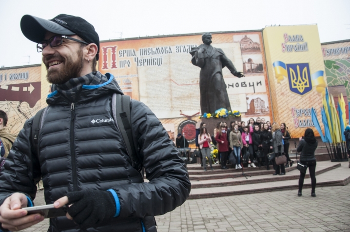 На Центральній площі Чернівців вшанували Тараса Шевченка