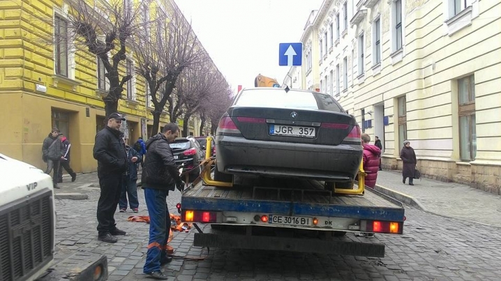 У Чернівцях почали евакуйовувати неправильно припарковані автомобілі