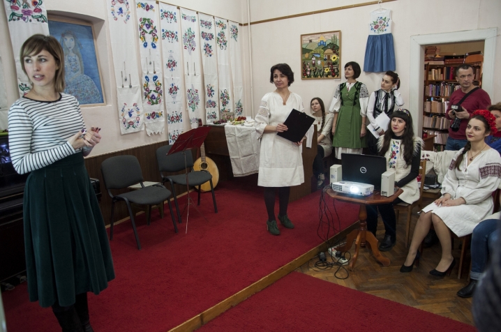 В обласній бібліотеці відбувся показ сучасних стилізацій українських вишиванок