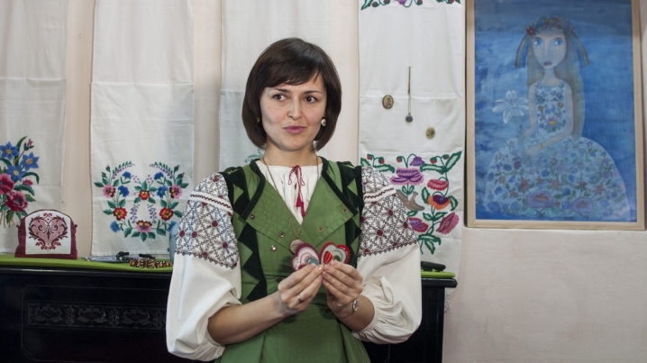 В обласній бібліотеці відбувся показ сучасних стилізацій українських вишиванок