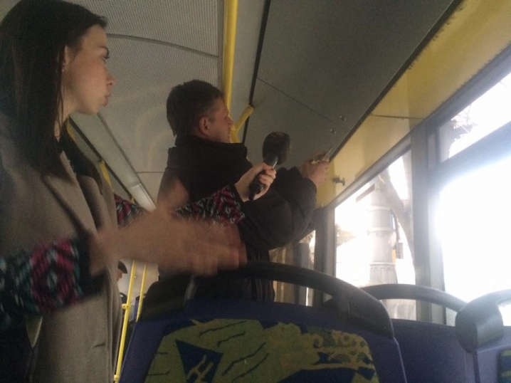 Автобус, у якому депутати їдуть на громадські слухання щодо тарифів, зламався