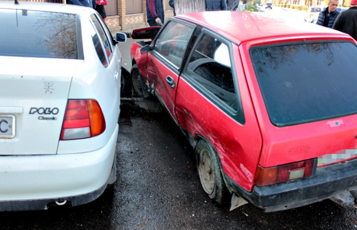 Аварія у Сторожинці – автівка після зіткнення протаранила дерево 