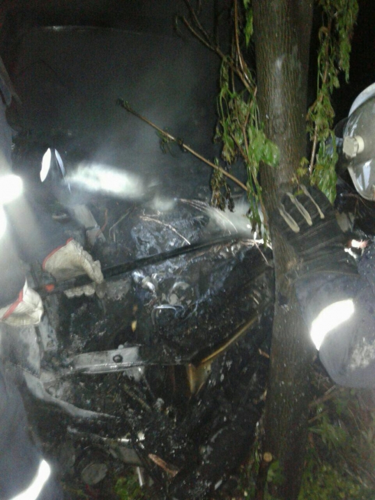 У Чернівцях автівка врізалася у білборд і загорілася