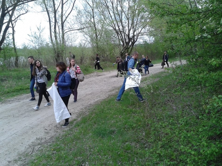 Студенти та викладачі БДМУ прибрали берег річки Прут