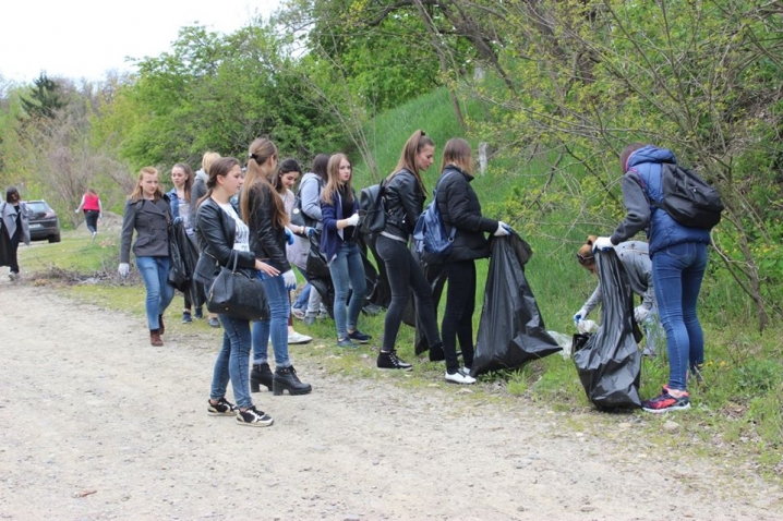 Студенти та викладачі БДМУ прибрали берег річки Прут