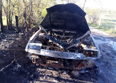 На Кельменеччині чоловік через сварку спалив автомобіль