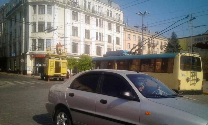 У центрі Чернівців зупинилися тролейбуси – обрив на лінії