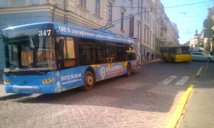 У центрі Чернівців зупинилися тролейбуси – обрив на лінії