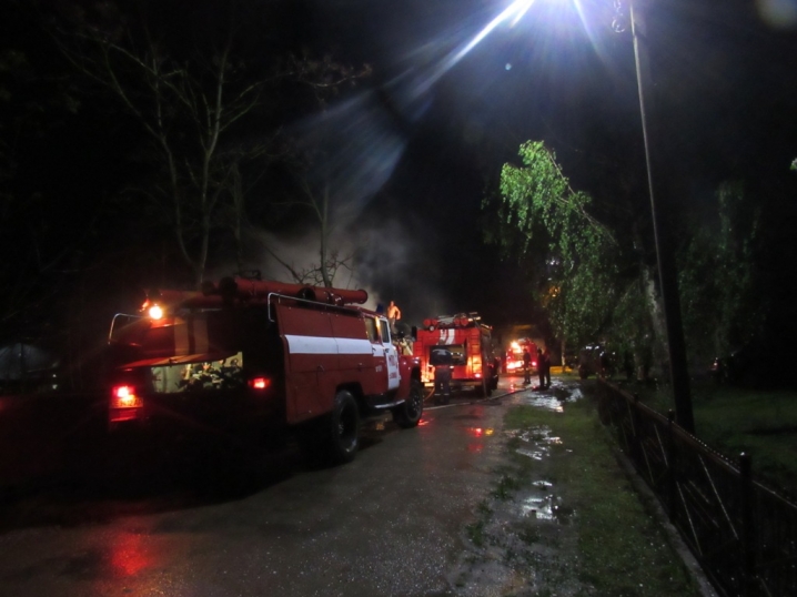 Рятувальники ліквідували пожежу в господарській будівлі на Хотинщині