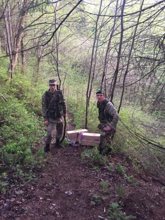 Прикордонники пострілами зупинили контрабандистів із 12 ящиками цигарок