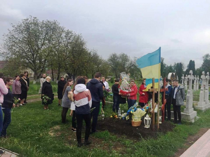 Односельчани вшанували пам'ять загиблого кіборга Володимира Бузенка