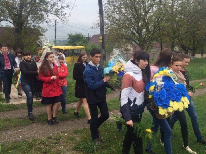 Односельчани вшанували пам'ять загиблого кіборга Володимира Бузенка