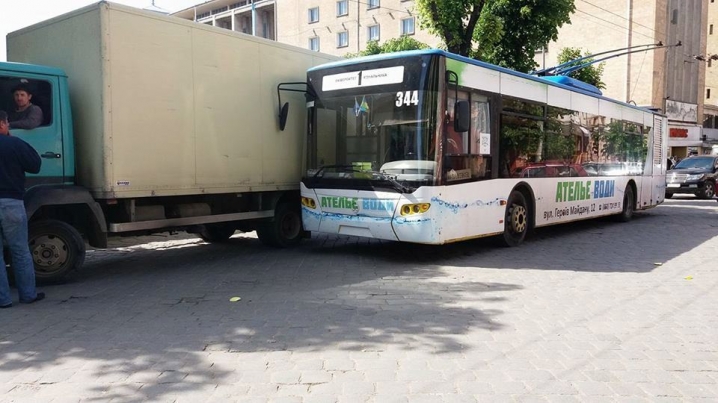 На Степана Бандери тролейбус врізався у вантажівку