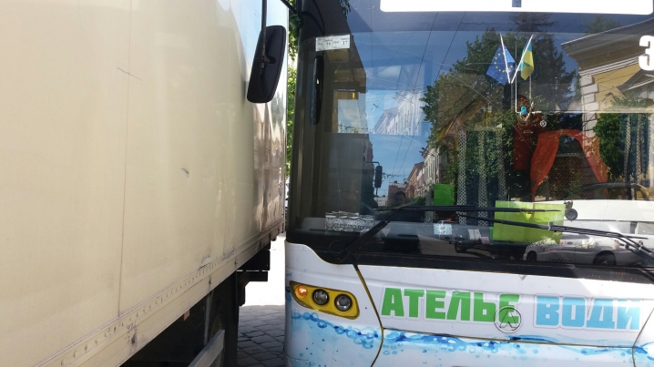 На Степана Бандери тролейбус врізався у вантажівку