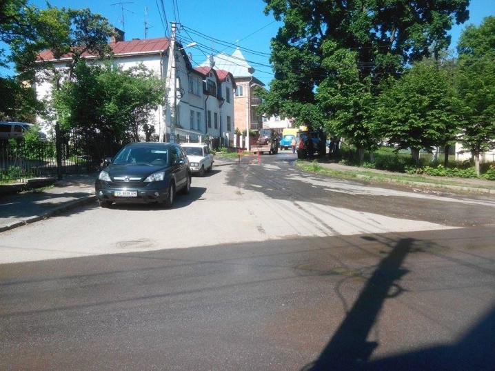 На вулиці Невського прорвало каналізацію