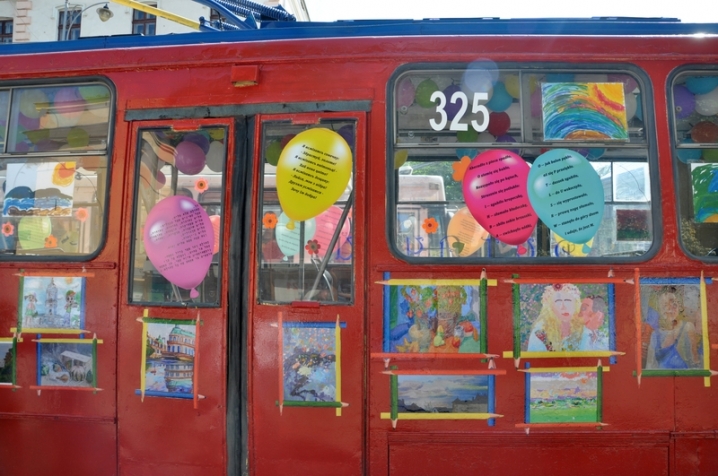Чернівецьку малечу покатали у святково прикрашеному тролейбусі