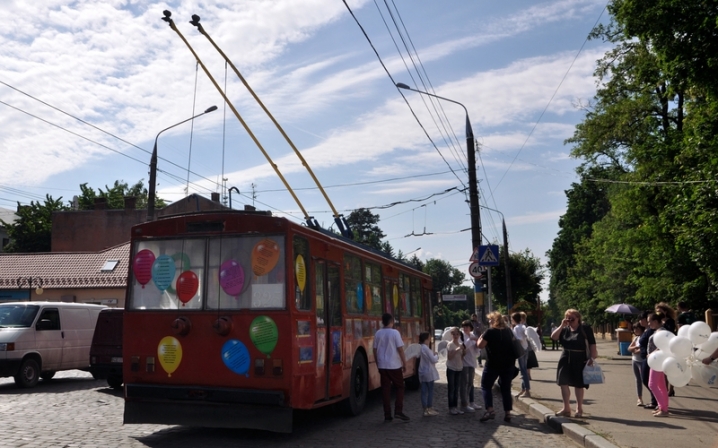Чернівецьку малечу покатали у святково прикрашеному тролейбусі