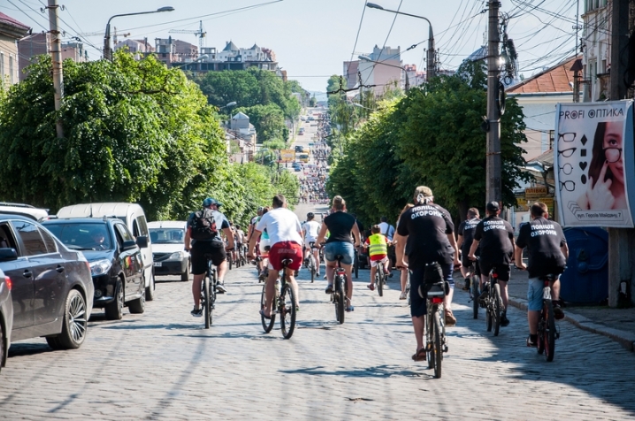 Кілька сотень велосипедистів проїхалися містом та влаштували у парку посиденьки 