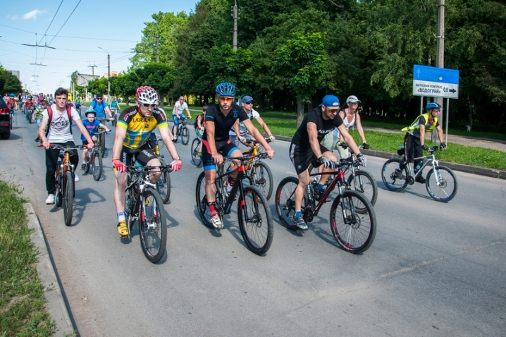 Кілька сотень велосипедистів проїхалися містом та влаштували у парку посиденьки 