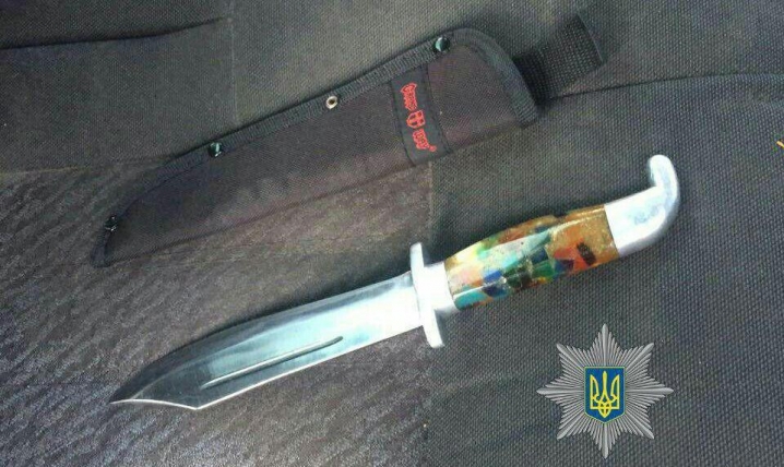 Поліціянти затримали молодиків, які везли у машині наркотики та ніж