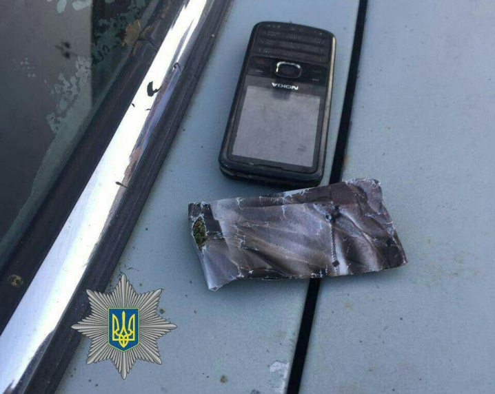 Поліціянти затримали молодиків, які везли у машині наркотики та ніж