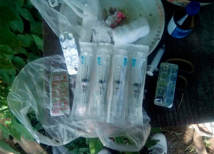 Поліціянти виявили у лісосмузі двох чоловіків, які виготовляли наркотики