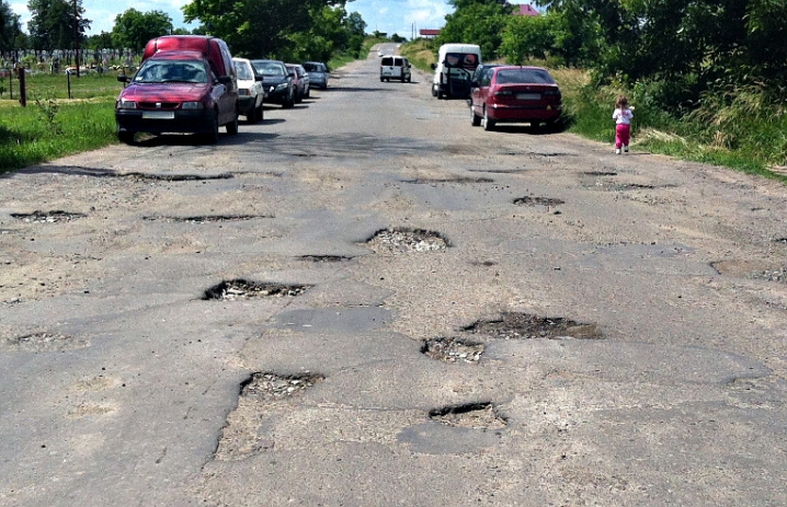 Ями понад два метри – мешканці Великокучурівської громади вимагають ремонту доріг