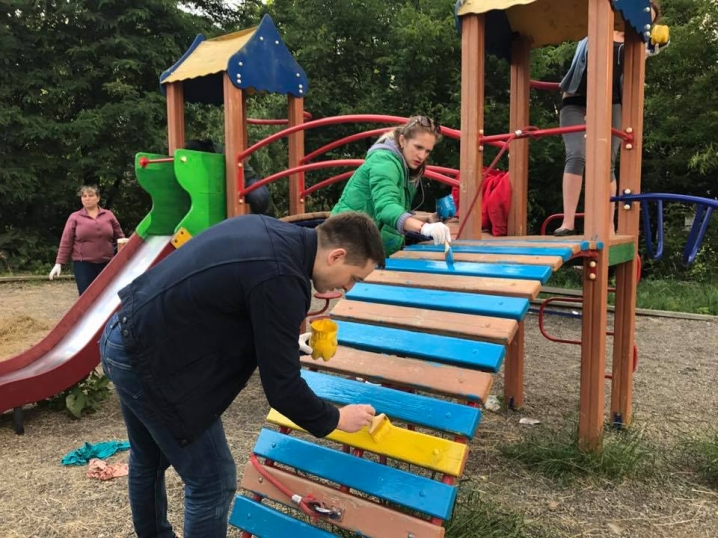 Депутат допоміг чернівчанам пофарбувати дитячий майданчик