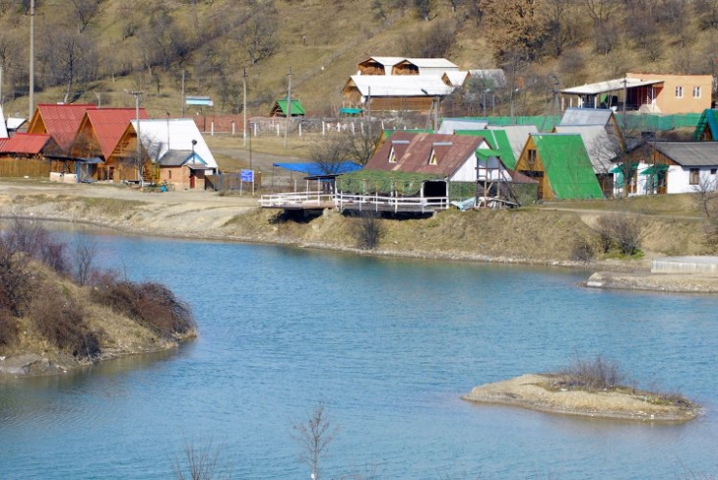 Буковинське село потрапило до десятки неймовірних гірських поселень у Карпатах