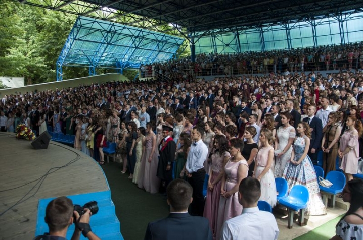 Майже тисяча випускників медуніверситету отримали сьогодні дипломи