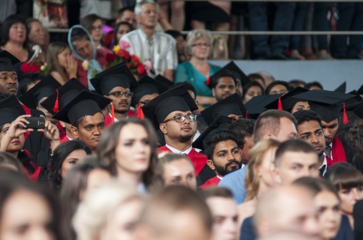 Майже тисяча випускників медуніверситету отримали сьогодні дипломи