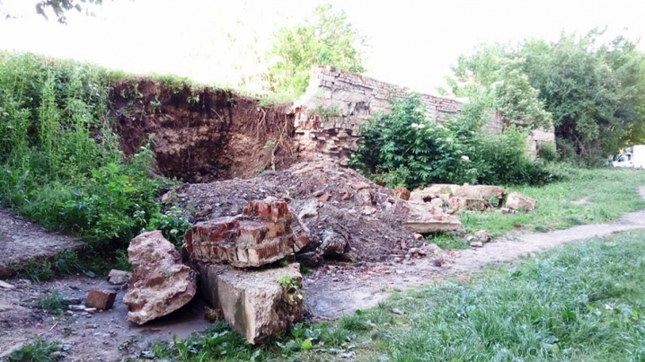 Стадіон політеху ризикує сповзти на житлові будинки