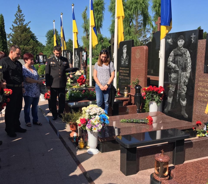 У Чернівцях вшанували пам'ять загиблого поблизу Слов’янська капітана СБУ