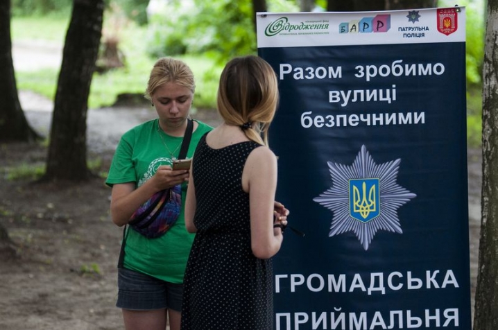 Чернівецькі полісмени поспілкувалися з чернівчанами на тему «безпечних вулиць»