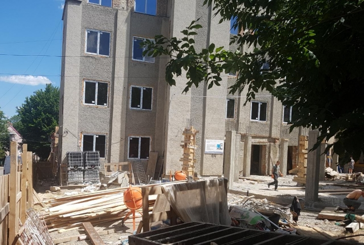 Незаконне будівництво у центрі Чернівців, яке пов'язують із Бурбаком, досі триває