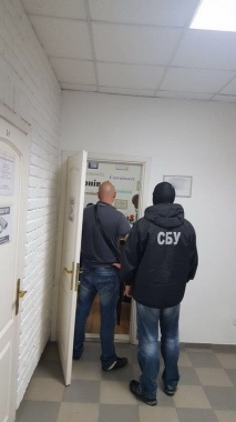 Начальника відділу Чернівецької міськради затримали на хабарі