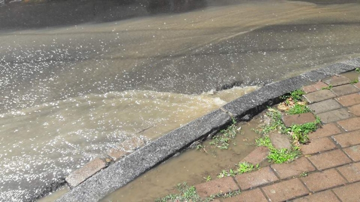 На Університетській потоп – прорвало водопровідну трубу
