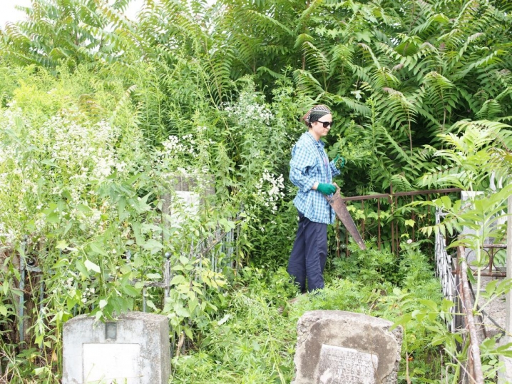 Волонтери з чотирьох країн прибирають єврейське кладовище