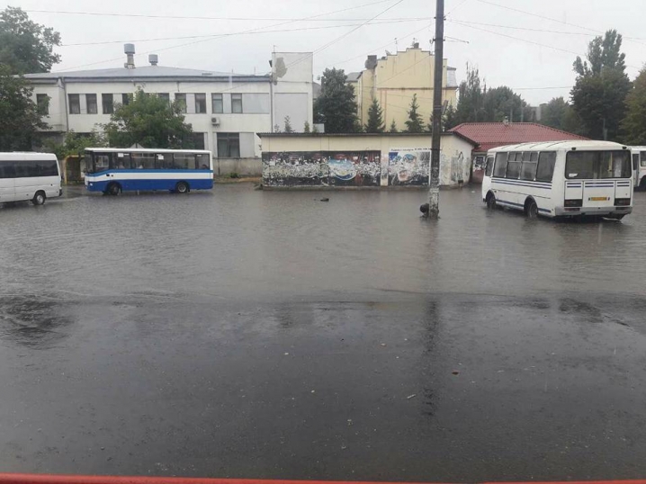 Зупинка на вулиці Садовій плаває у воді
