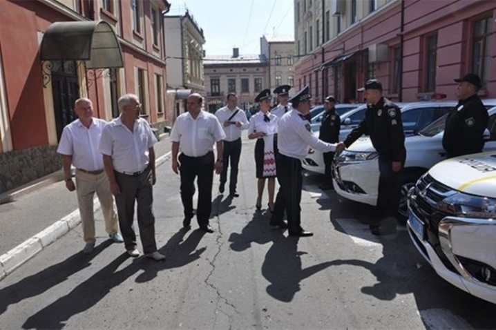 Поліцейські Чернівців отримали 18 нових автомобілів
