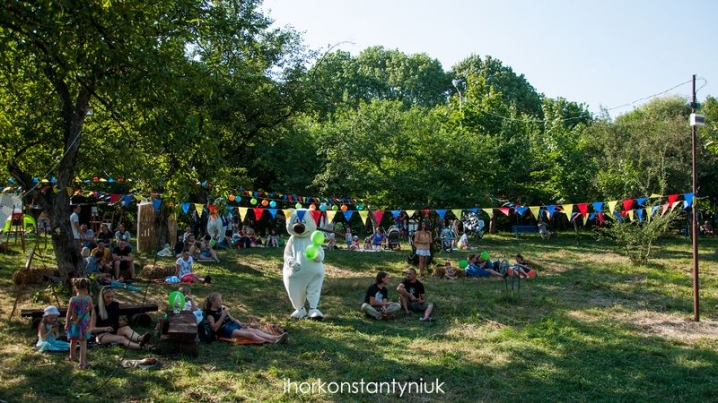 У парку «Жовтневому» вперше відбувся мистецький пікнік «SVITLО»