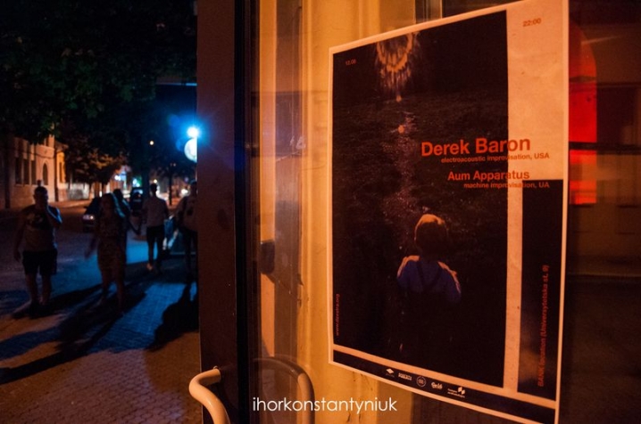 У Чернівцях музикант-імпровізатор Дерек Берон відтворив звуки нью-йоркської квартири